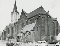 860182 Gezicht op de zuidoostgevel en de toren van de Jacobikerk (Jacobskerkhof) in Wijk C te Utrecht, van bij de ...
